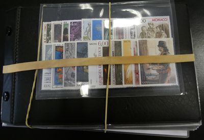 un classeur noir sur lequel sont collés plusieurs timbres