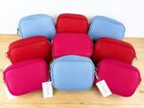 six sacs-repas de couleurs différentes posés sur une table en bois