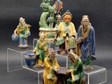 de nombreuses figurines représentant des personnes d'origine asiatique, posées sur une table