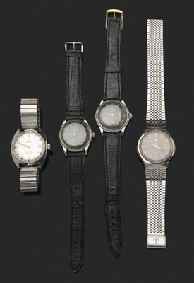 trois montres et une montre-bracelet sur fond noir
