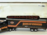 un camion miniature posé devant une boîte