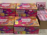 plusieurs boîtes de « puffer poppers » empilées les unes sur les autres