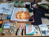 une table sur laquelle se trouvent de nombreux objets et une tasse de café posée sur la table