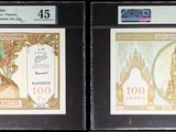 Trois types de monnaies différents sont exposés dans une vitrine