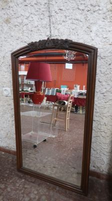 un miroir posé sur le sol devant un mur