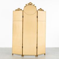 Un paravent orné de miroirs, de bois doré et de broderies, d… (photo 3)