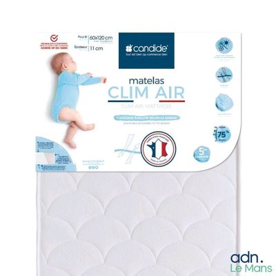 un gros plan d'un bébé allongé sur le matelas de son lit bébé