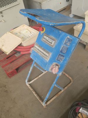 une machine bleue qui se trouve dans un garage