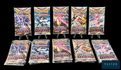un gros plan sur un assortiment de cartes Pokémon de différents types