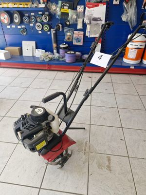 une photo d'une petite tondeuse à gazon dans un magasin