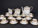 un ensemble de tasses à café et de soucoupes blanches et dorées