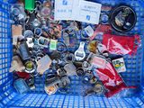 un panier bleu rempli d'objets divers, posé dans la rue