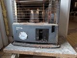 un vieux radiateur à gaz posé sur un chariot