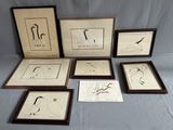 six gravures d'oiseaux encadrées, de tailles et de formes variées, posées sur une table