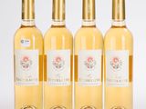 trois bouteilles de vin blanc posées les unes à côté des autres sur une table