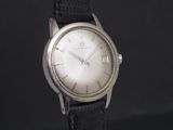 une image représentant une montre-bracelet sur fond noir