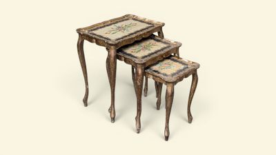 Trois tables gigogne en bois laqué doré et rehaussé de polyc…