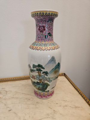 un vase posé sur une table sur laquelle se trouve une photo