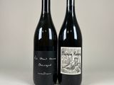 deux bouteilles de vin posées l'une à côté de l'autre sur une table
