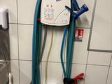 des toilettes équipées d'un tuyau dans une salle de bains