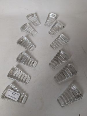 beaucoup de pinces posées sur une table