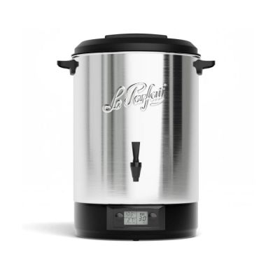 une image représentant une cafetière en acier inoxydable sur fond blanc