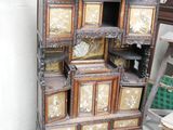 une armoire en bois surmontée de nombreux tiroirs