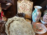 une cheminée sur laquelle sont disposés tout un tas d'objets décoratifs