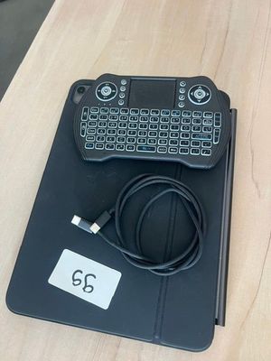 un clavier et un chargeur posés sur une table