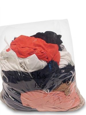 un sac de vêtements posé sur une table