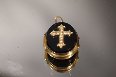 une image représentant un petit cadenas noir et doré orné d'une croix