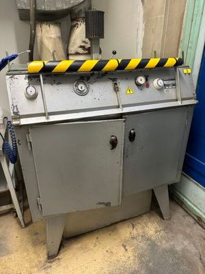 une machine qui se trouve dans le coin d'une pièce