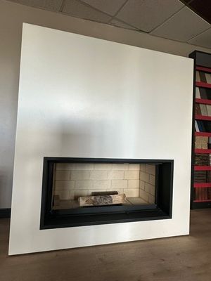 une cheminée au milieu d'une pièce avec des bibliothèques