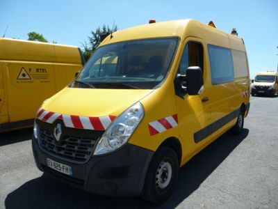 une camionnette jaune garée dans un parking