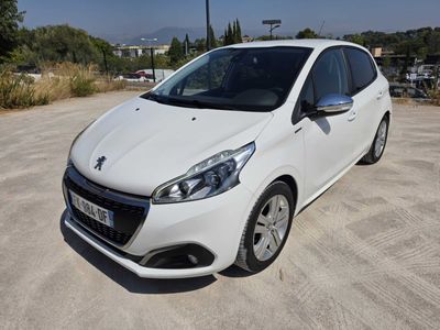 la petite voiture blanche est garée dans le parking