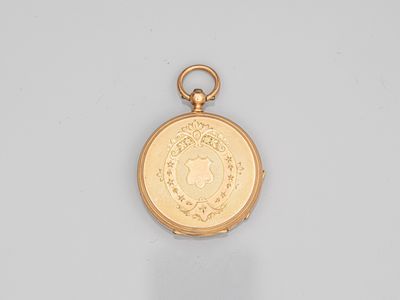 une montre de poche en or ancien ornée d'un médaillon sur le cadran