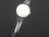 gros plan d'une montre-bracelet sur une surface noire