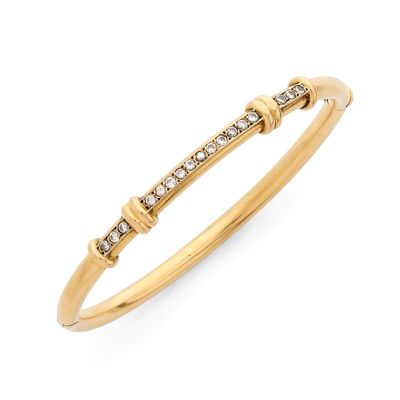 un bracelet rigide en or jaune serti de diamants