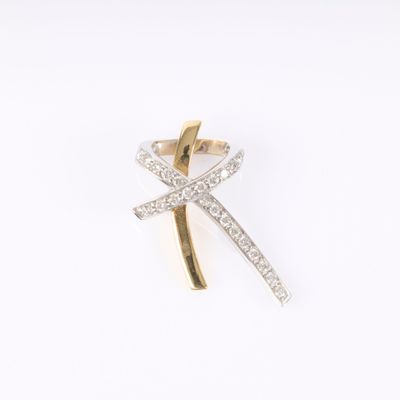 une photo d'une broche en forme de croix en or et diamants
