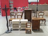 de nombreuses chaises et tables dans une salle équipée d'un écran de projection