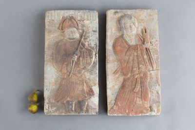 paire de reliefs chinois anciens représentant un homme et une femme