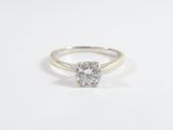 gros plan d'une bague en diamant sur une surface blanche