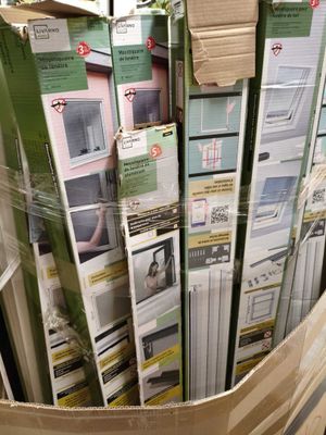 un grand nombre de boîtes empilées les unes sur les autres