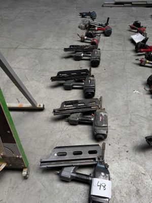 de nombreux types d'armes à feu disposés sur le sol