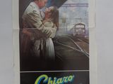 L'affiche du film « Chiara di Donna » est accrochée au mur.