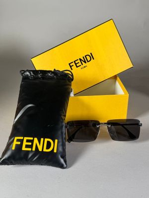 des lunettes de soleil Fendi dans un étui noir et une paire de lunettes de soleil noires