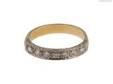 gros plan d'une bague avec des diamants sur fond blanc