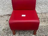 une chaise rouge sur laquelle est accrochée une étiquette