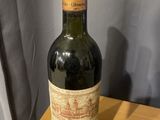une bouteille de vin posée sur une table