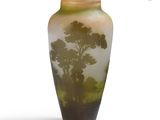 un vase orné d'une image représentant un arbre